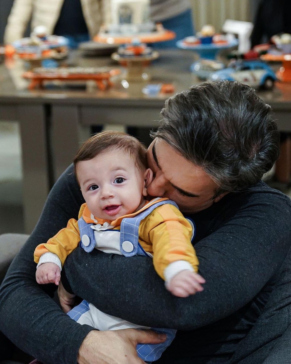 Jarbas Homem de Mello com o pequeno Luca, de 5 meses — Foto: Instagram/Reprodução
