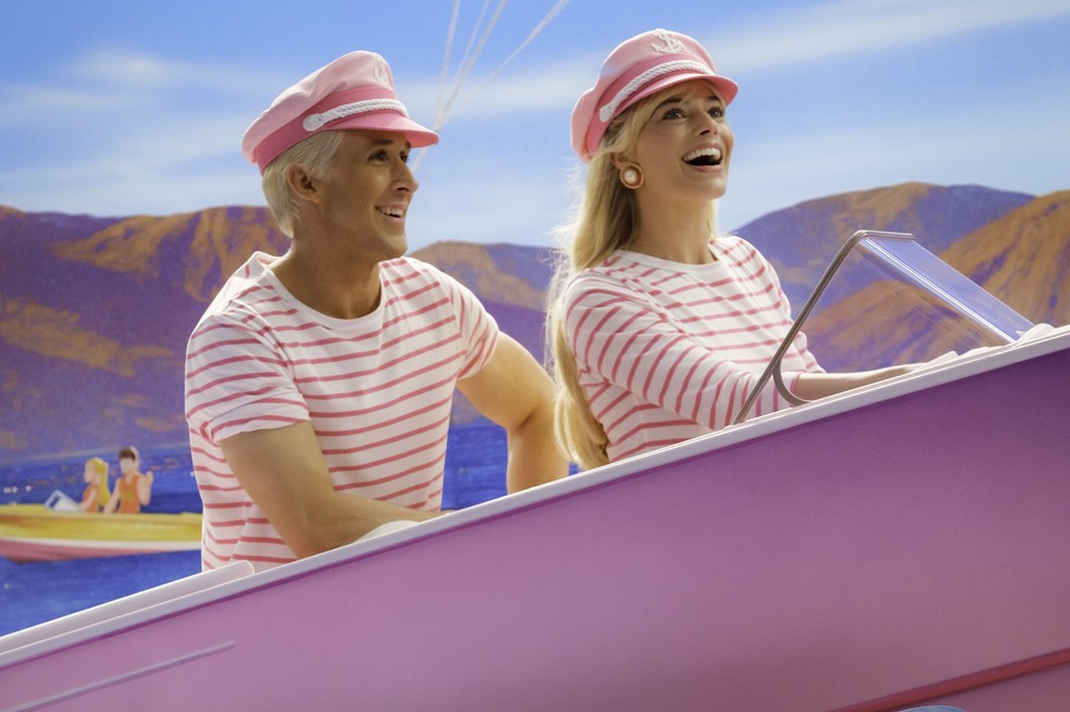 No filme da Barbie, Ken e a namorada passeiam de barco — Foto: Divulgação/Warner Bros.
