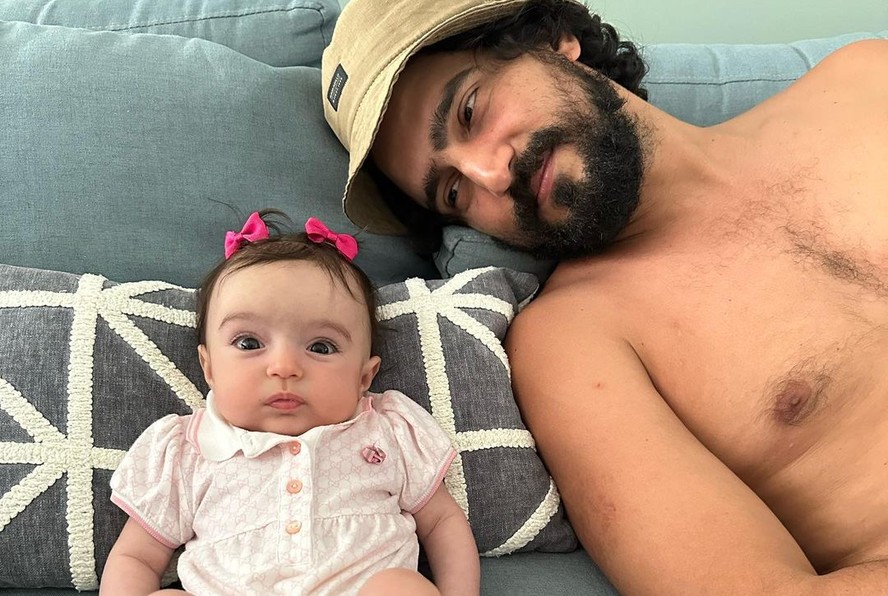 Renato Góes e a pequena Tereza, de 4 meses
