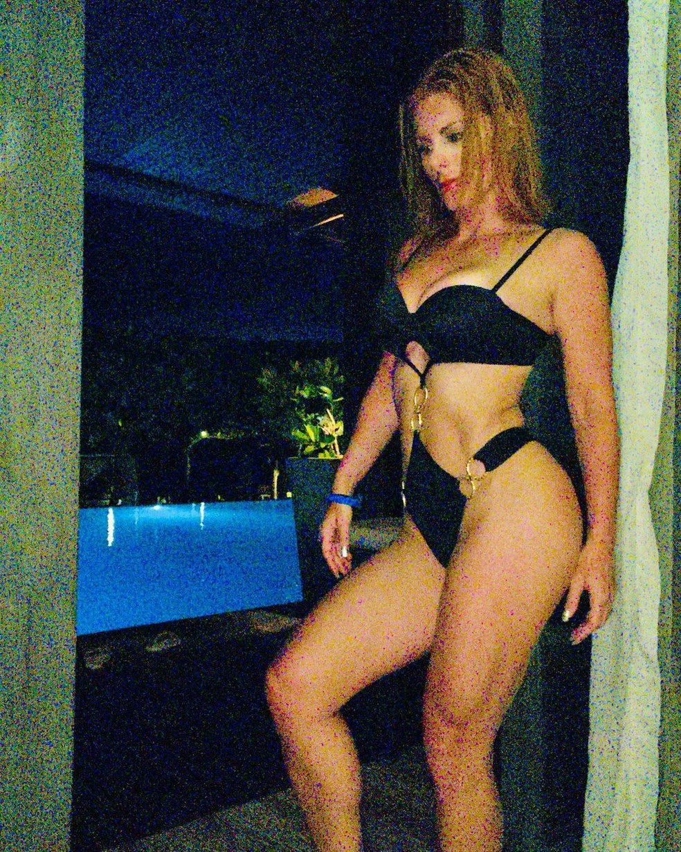 Deborah Albuquerque curte piscina noturna no Ceará — Foto: Reprodução/Instagram