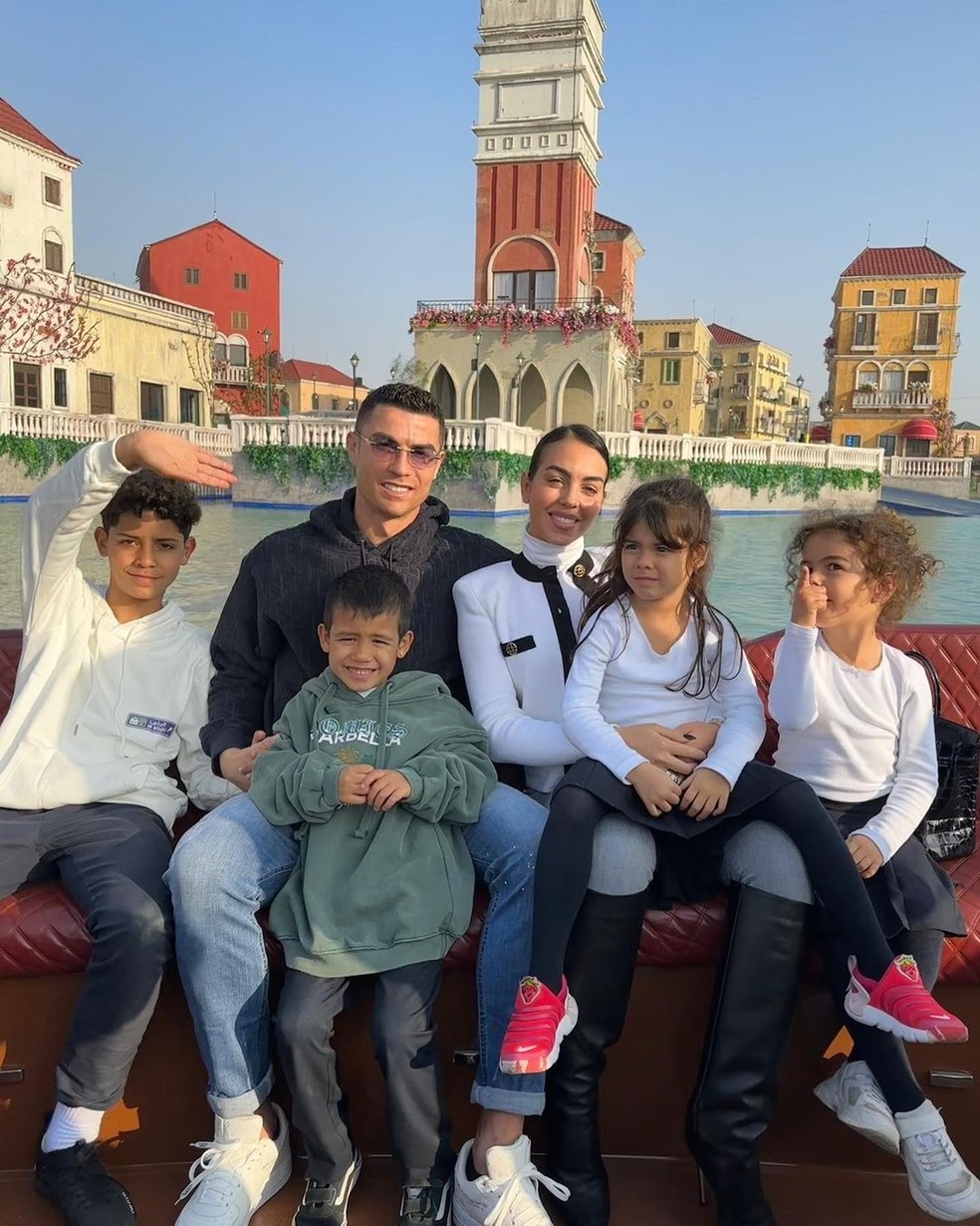 CR7 ao lado da esposa Georgina Rodríguez e dos filhos Cristiano Ronaldo Jr, os gêmeos Eva e Mateo e Alana Martina  — Foto: Divulgação Instagram