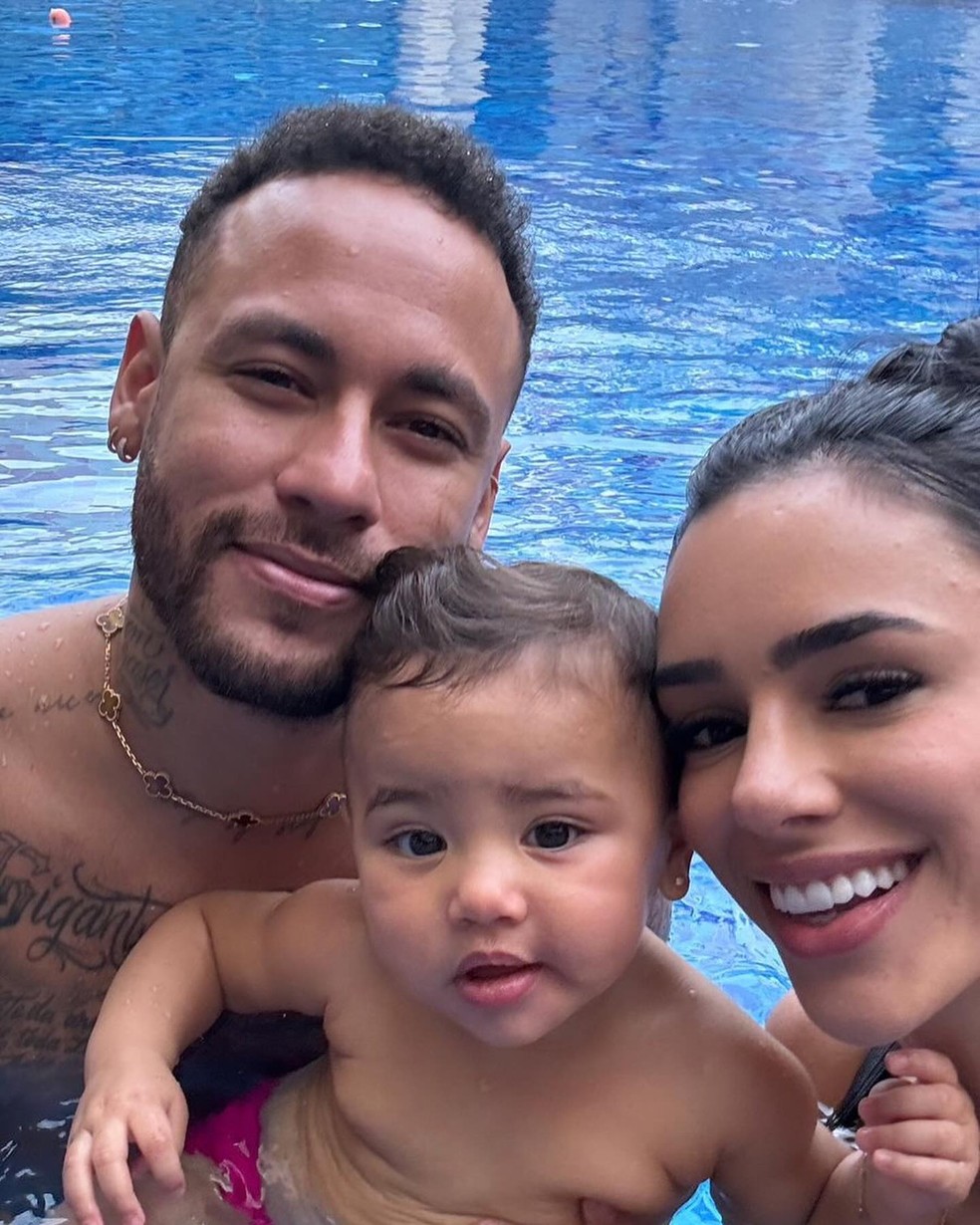 Neymar Jr. posa com Mavie e Bruna Biancardi e web reage a fofura da menina  | GQ | GQ