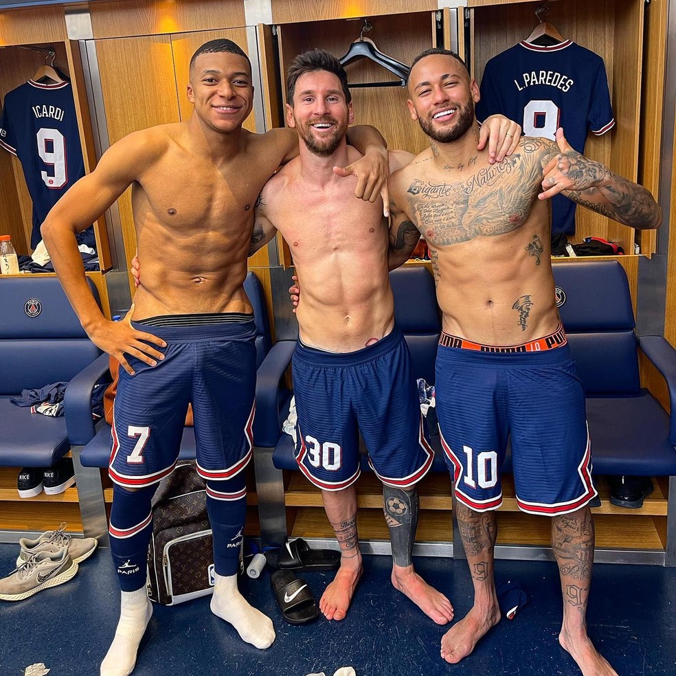 Messi exibe tatuagens nas pernas, ao lado dos colegas de PSG, Mbappé e Neymar — Foto: Divulgação Instagram