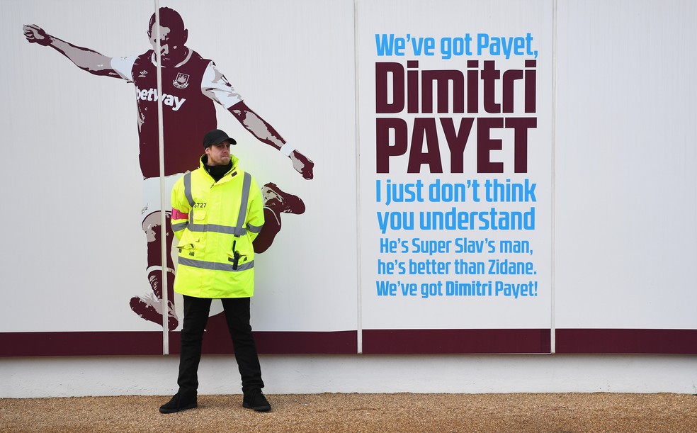 Segurança do West Ham protege mural dedicado a Payet — Foto: Getty Images