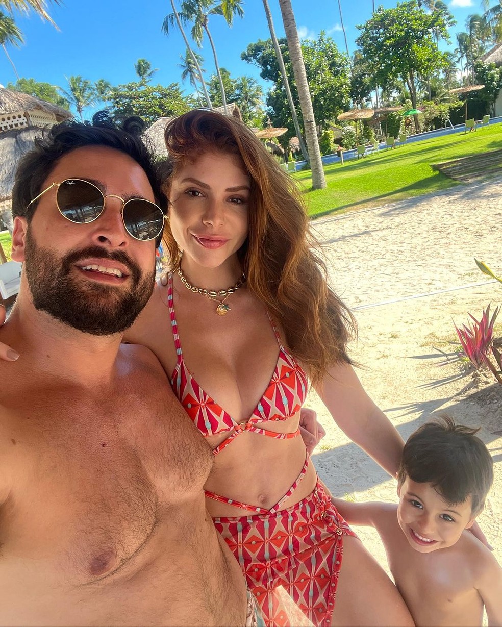 Amanda Gontijo posa com a família em cenário paradisíaco — Foto: Reprodução/Instagram