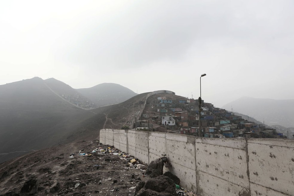 Muro da vergonha divide bairros ricos e pobres em Lima — Foto: Getty Images