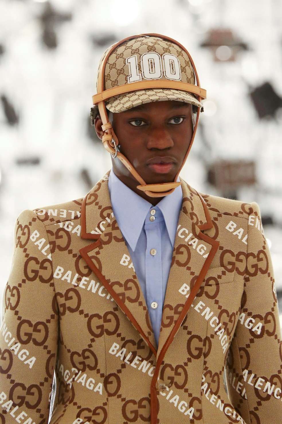 Uma das produções da parceria entre Gucci e Balenciaga — Foto: Getty Images