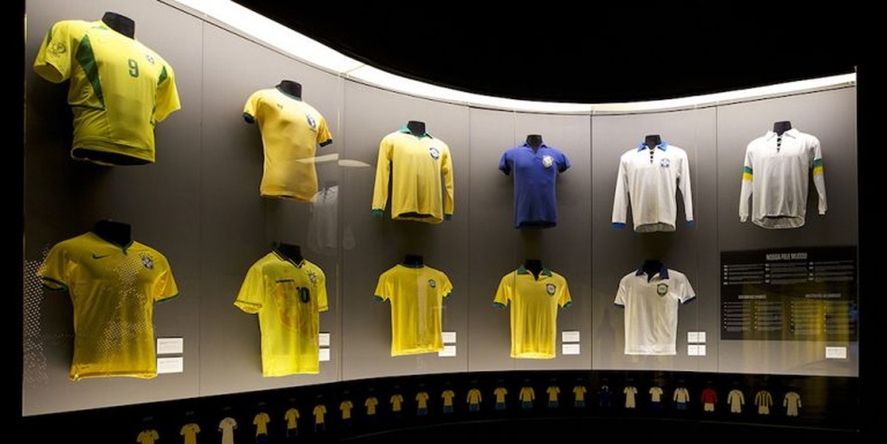 Camisas da Seleção expostas no museu da CBF — Foto: CBF