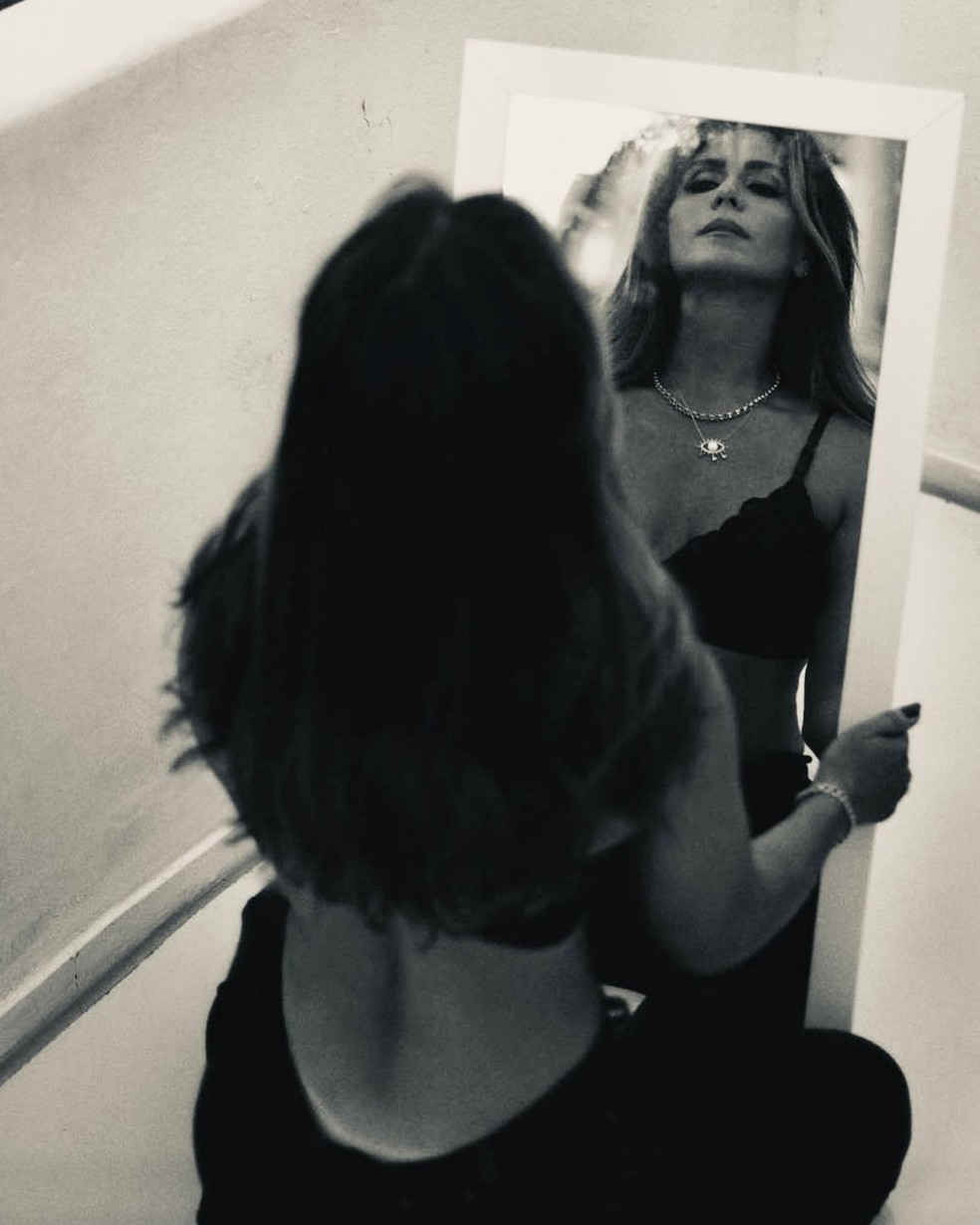 Giovanna Antonelli posa sensual em clique com sutiã rendado — Foto: Reprodução/Instagram