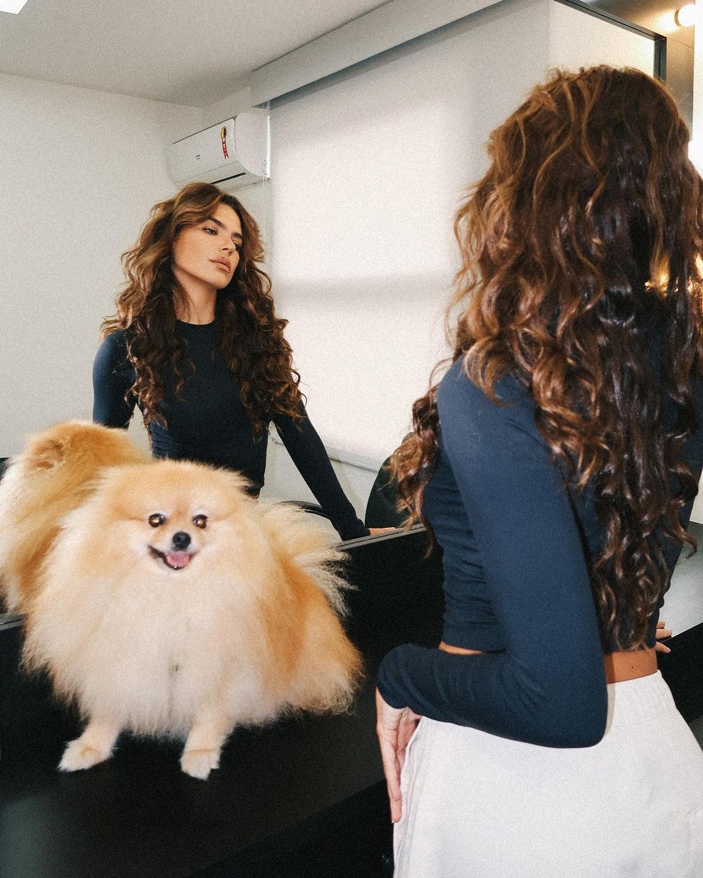Mariana Goldfarb e a cachorro Lola. — Foto: Reprodução/Instagram
