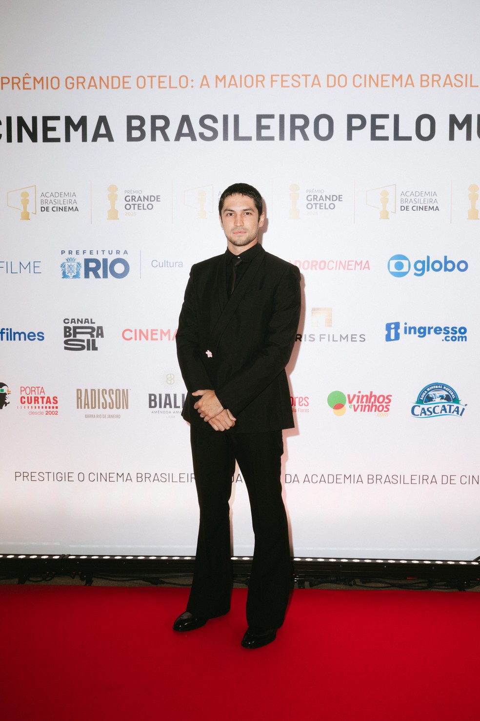 Gabriel Leone elege look Louis Vuitton em tapete vermelho do Prêmio ...