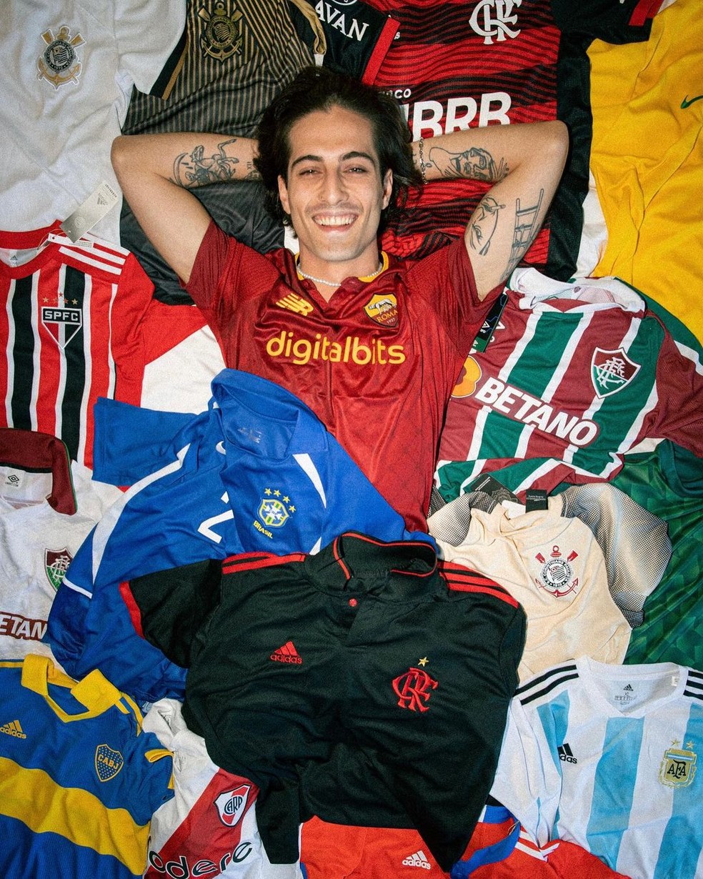 Damiano David com coleção de camisas de clubes brasileiros e latinos — Foto: Divulgação Instagram