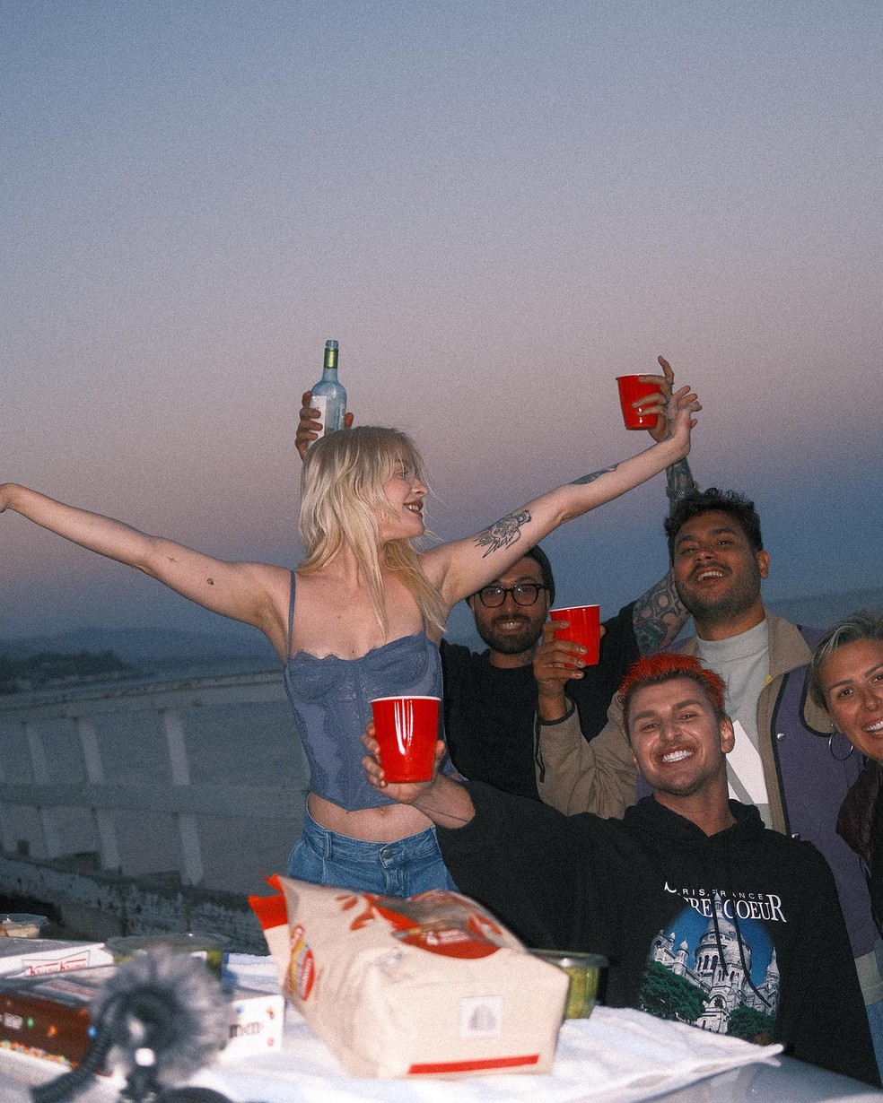 Luisa Sonza celebra início dos 25 anos com festa em praia na Califórnia — Foto: Instagram