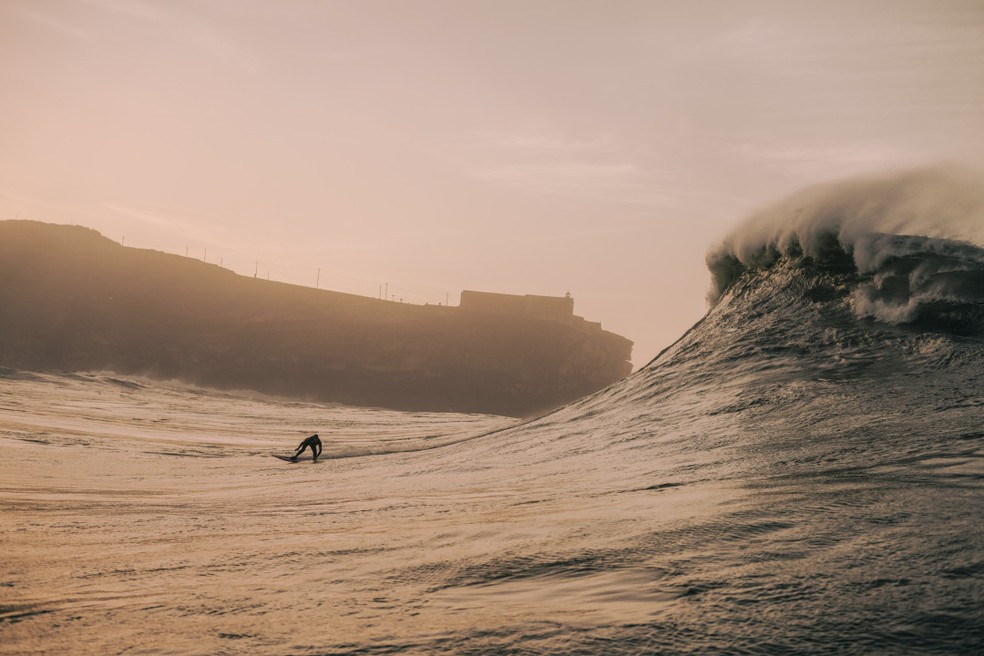 Maya Gabeira, entre as ondas gigantes de Nazaré, Portugal — Foto: Divulgação Instagram