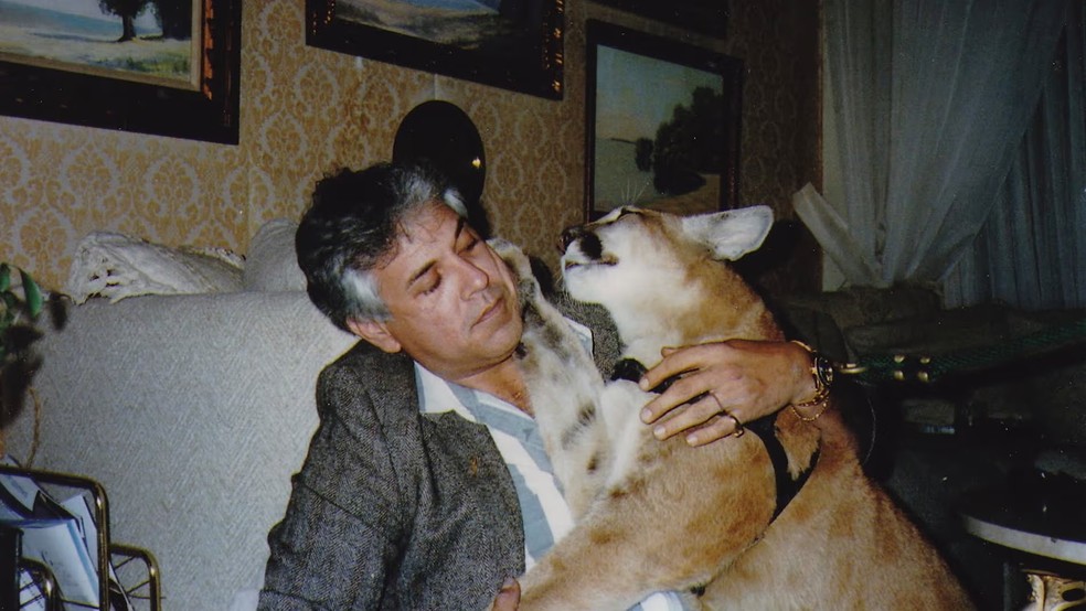 TJ com um dos "pets" de Pablo Escobar: uma onça parda — Foto: Cocaine Air podcast/Divulgação