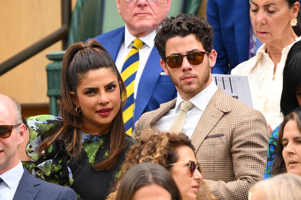 Nick Jonas e a atriz Priyanka Chopra prestigia partida do torneio de Wimbledon — Foto: Getty Images