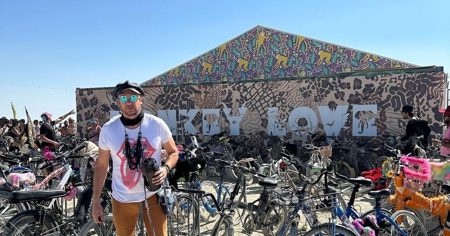 André Sada em frente a tenda no Burning Man