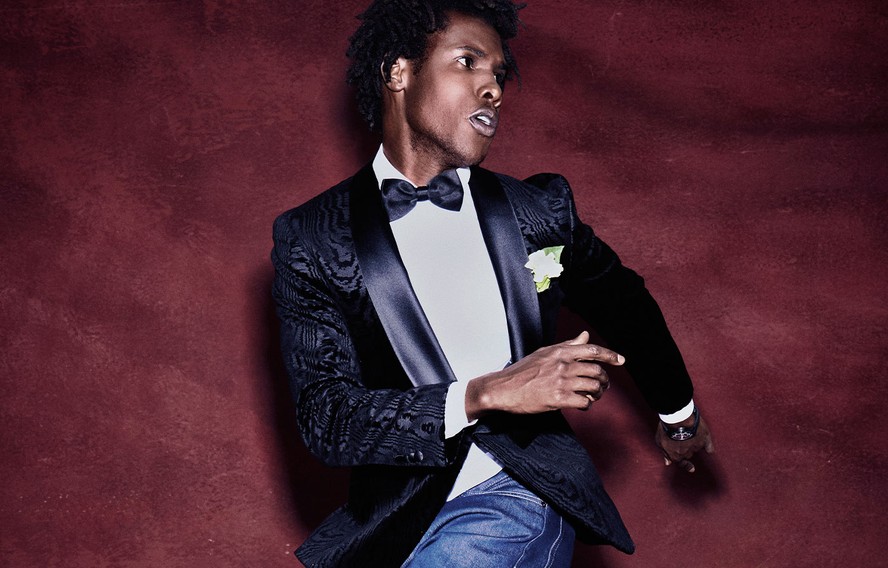 Gozal yosh sargish bilan uyda porno