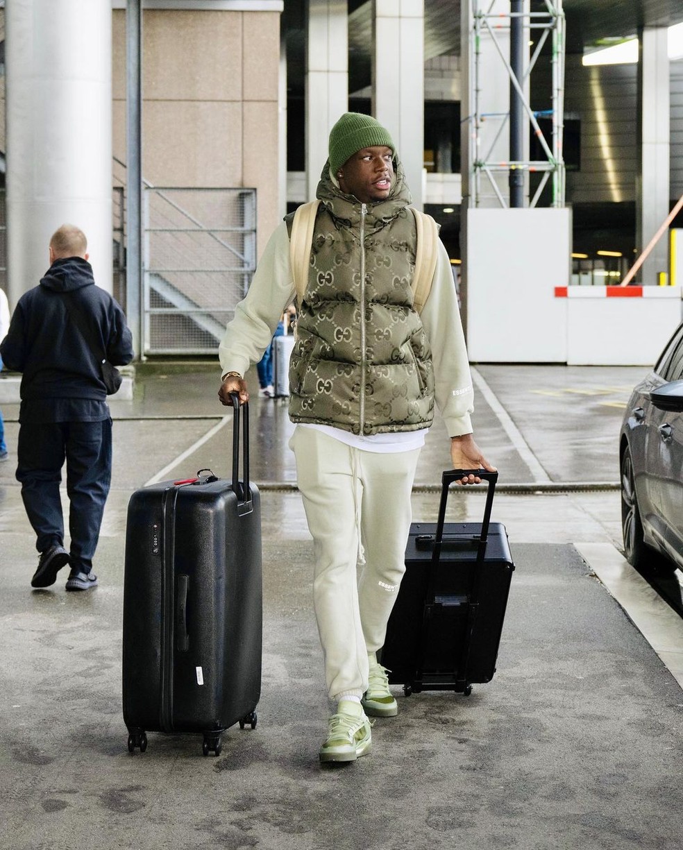 Denis Zakaria vestiu Gucci antes de embarque para o Catar — Foto: Divulgação Instagram