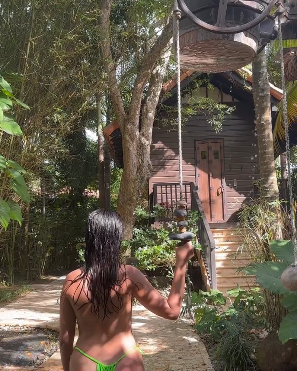Camila Cabello faz topless em piscina natural paradísiaca em Porto Rico — Foto: Reprodução/Instagram