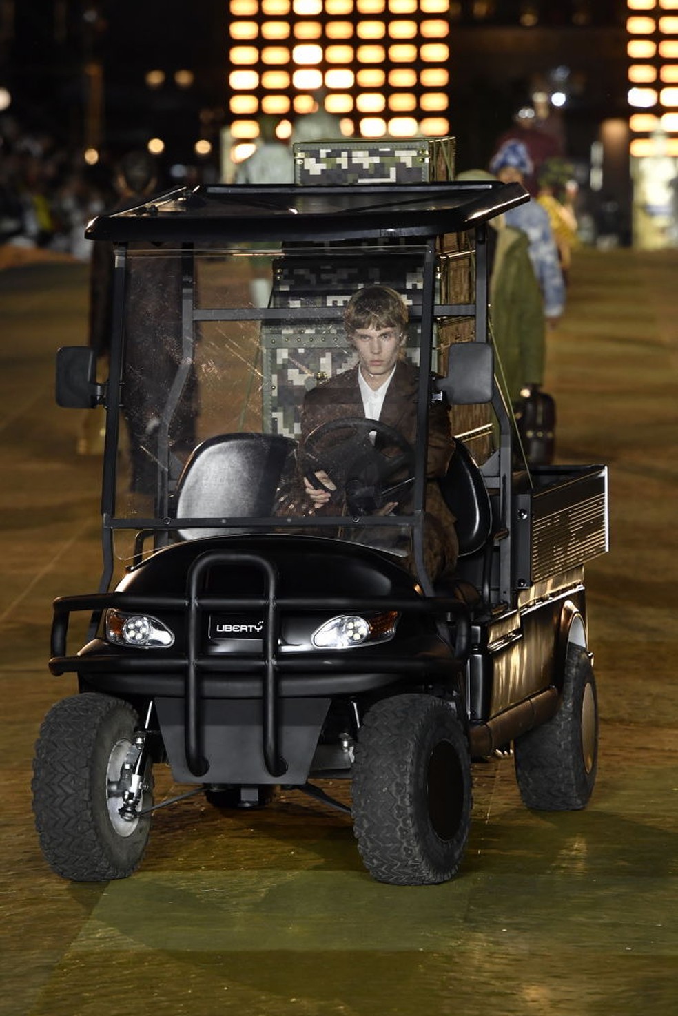 Jeep com malas da Louis Vuitton. — Foto: Victor Vigile/Gamma-Rapho via Getty Images