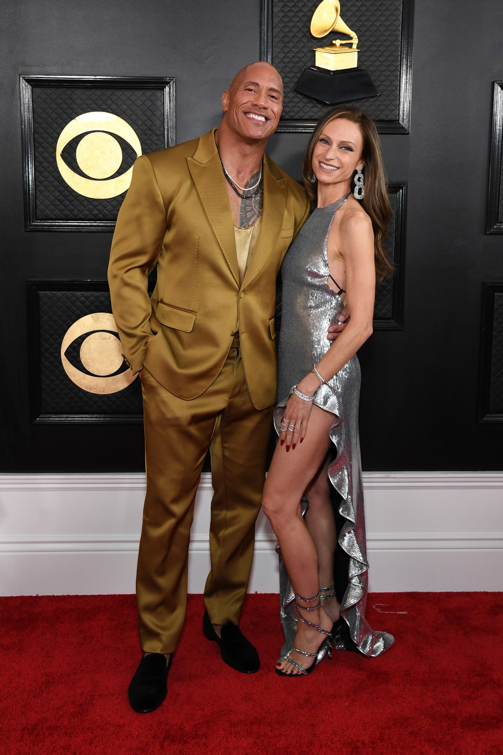 Dwayne Johnson chega ao Grammy 2023 com Lauren Hashian — Foto: Jon Kopaloff/WireImage