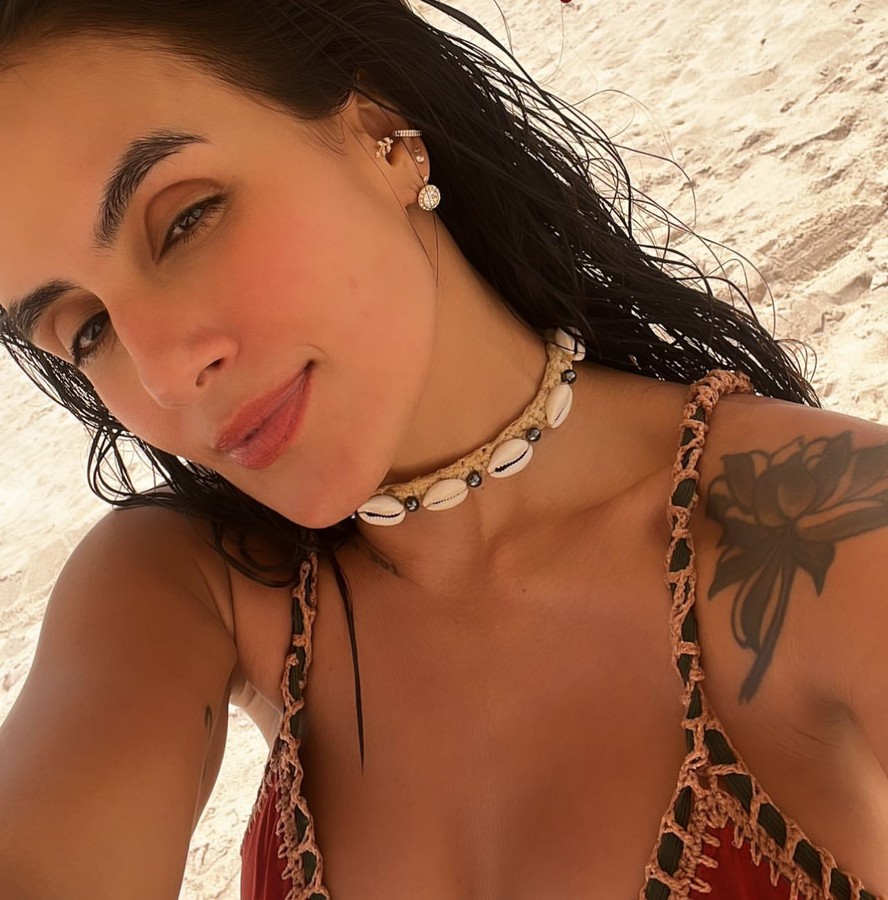 Carol Peixinho encanta de biquíni na praia: 'Matando a saudade'