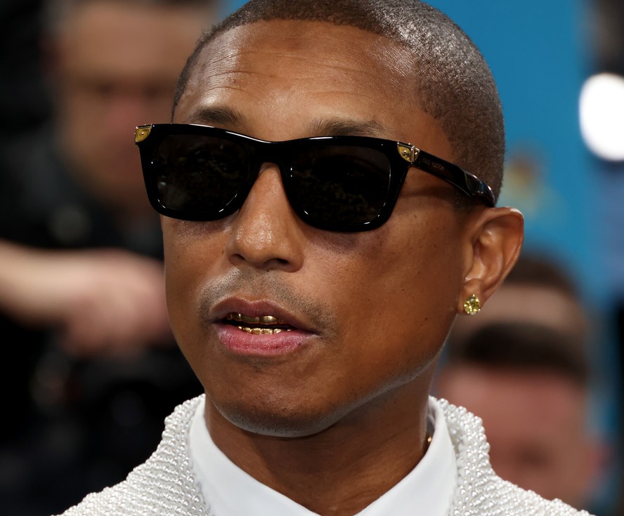 Pharrell Williams usa um Invisalign de ouro no Met Gala 2025