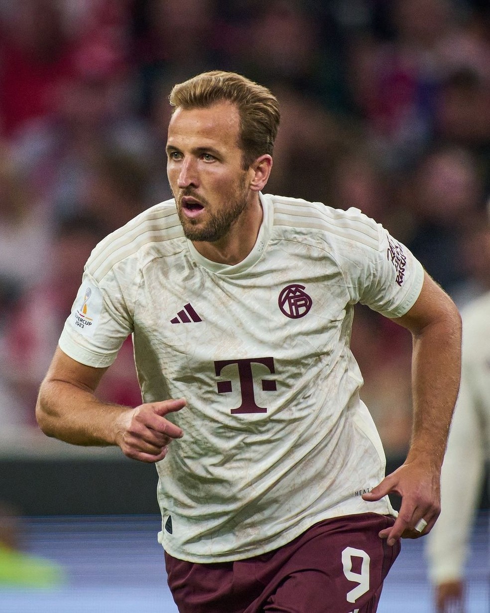 Harry Kane, novo atacante do Bayern de Munique, vestindo a camisa alternativa do clube — Foto: Reprodução / Instagram