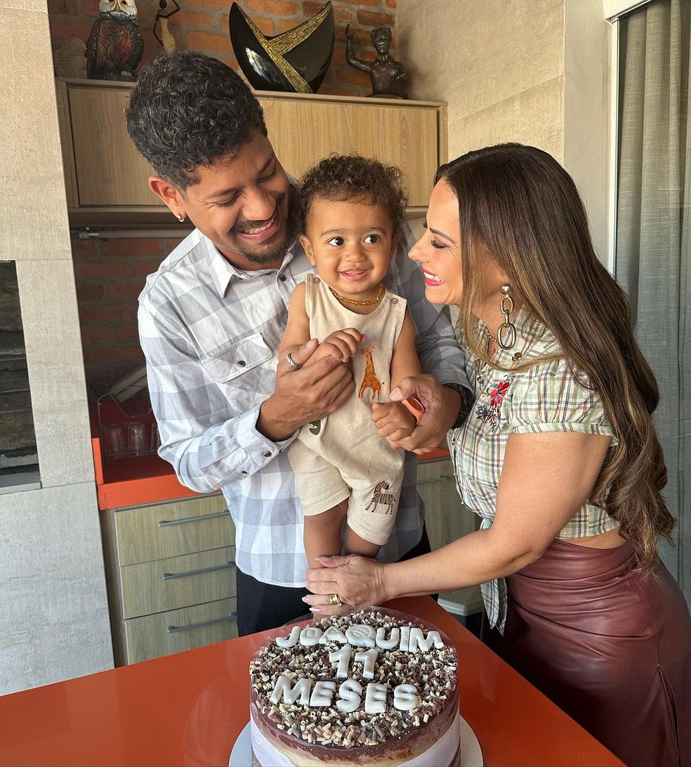Viviane Araujo, Guilherme Militão e o pequeno Joaquim — Foto: Reprodução/Instagram