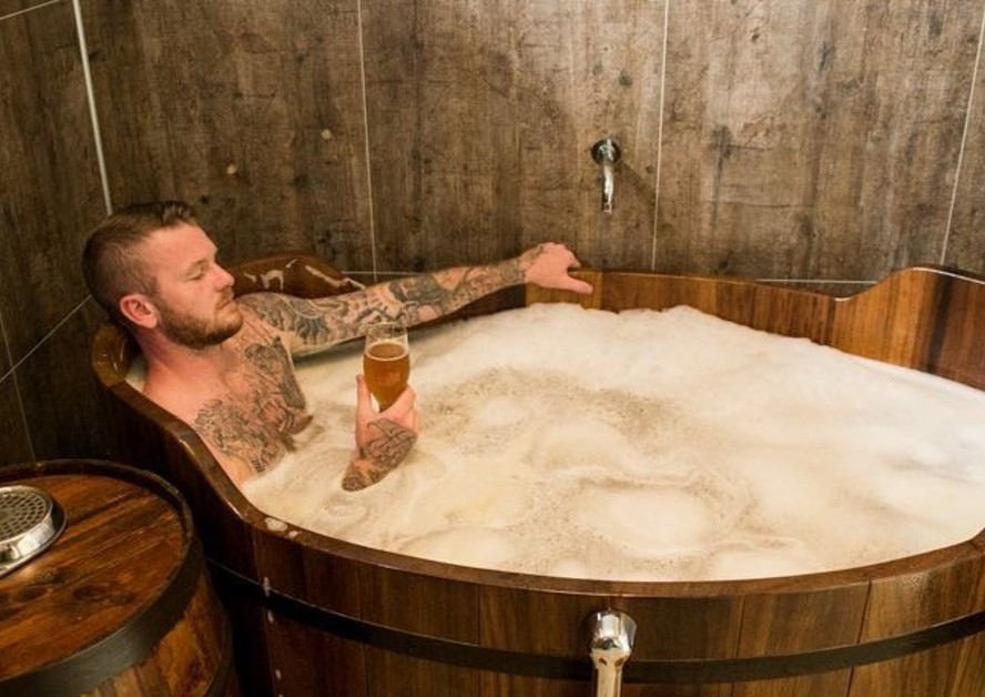 Spas de cerveja promovem benefícios para pele corporal, cabelo, sistema vascular e diminuir nível de estresse.