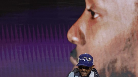 Kendrick Lamar vence Grammy 2023 com polêmico tênis de molas