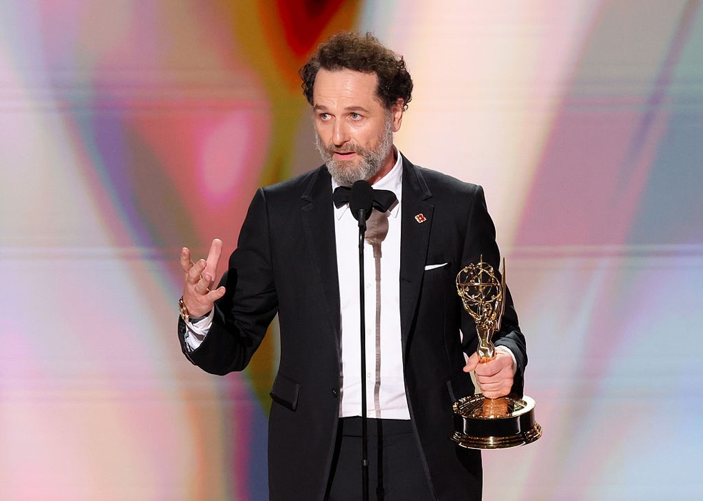Matthew Rhys recebe estatueta no Emmy — Foto: Getty Images