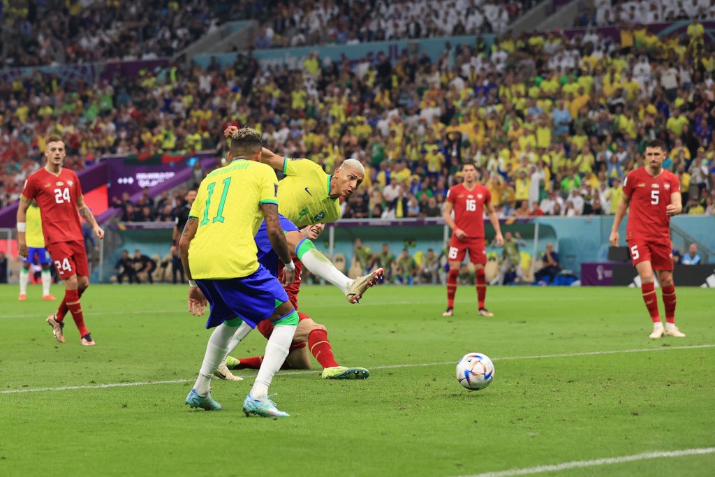 Richarlison marca o primeiro gol da estreia do Brasil na Copa 2022
