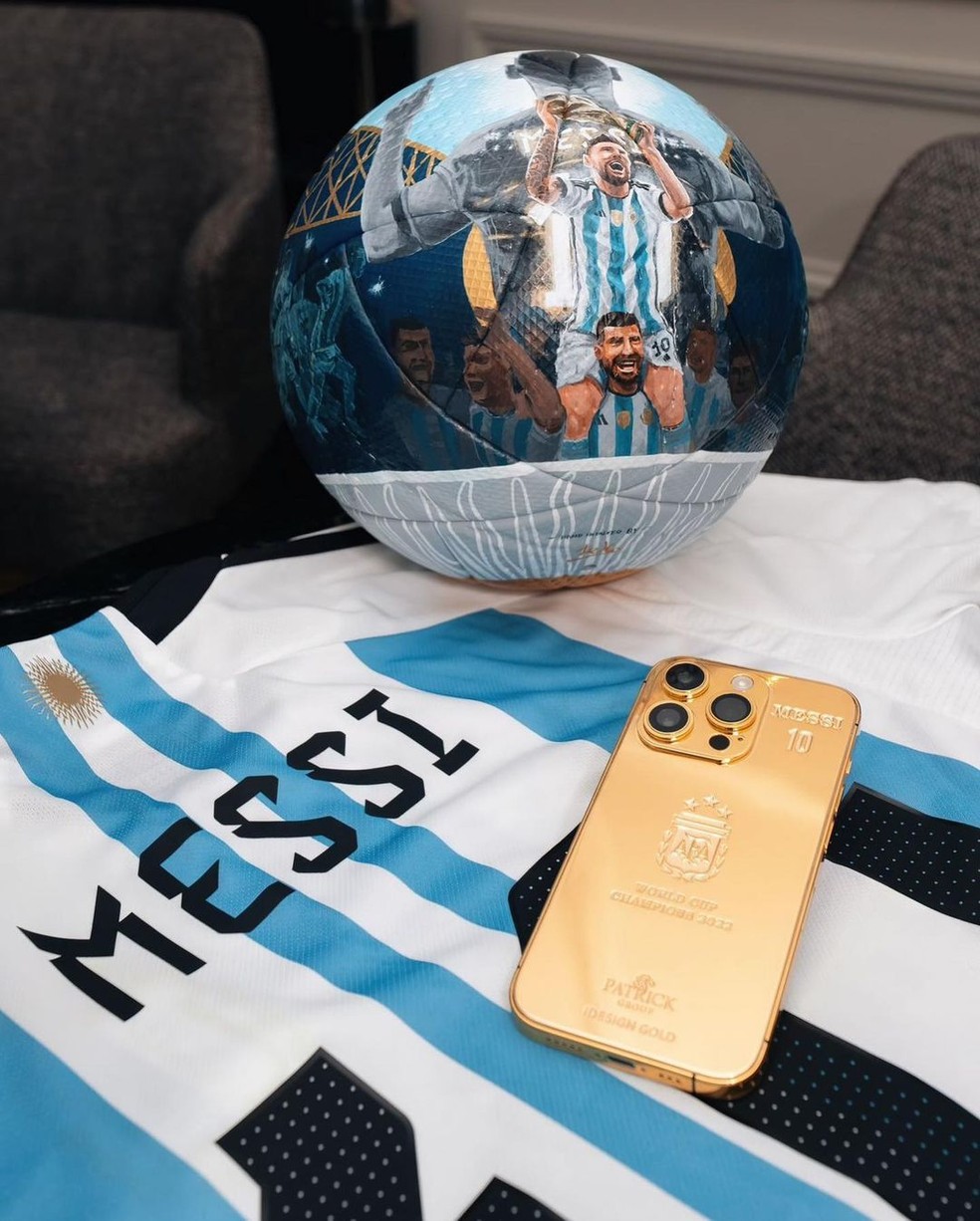 Messi também presentou companheiros de seleção com iPhones — Foto: Reprodução / Instagram