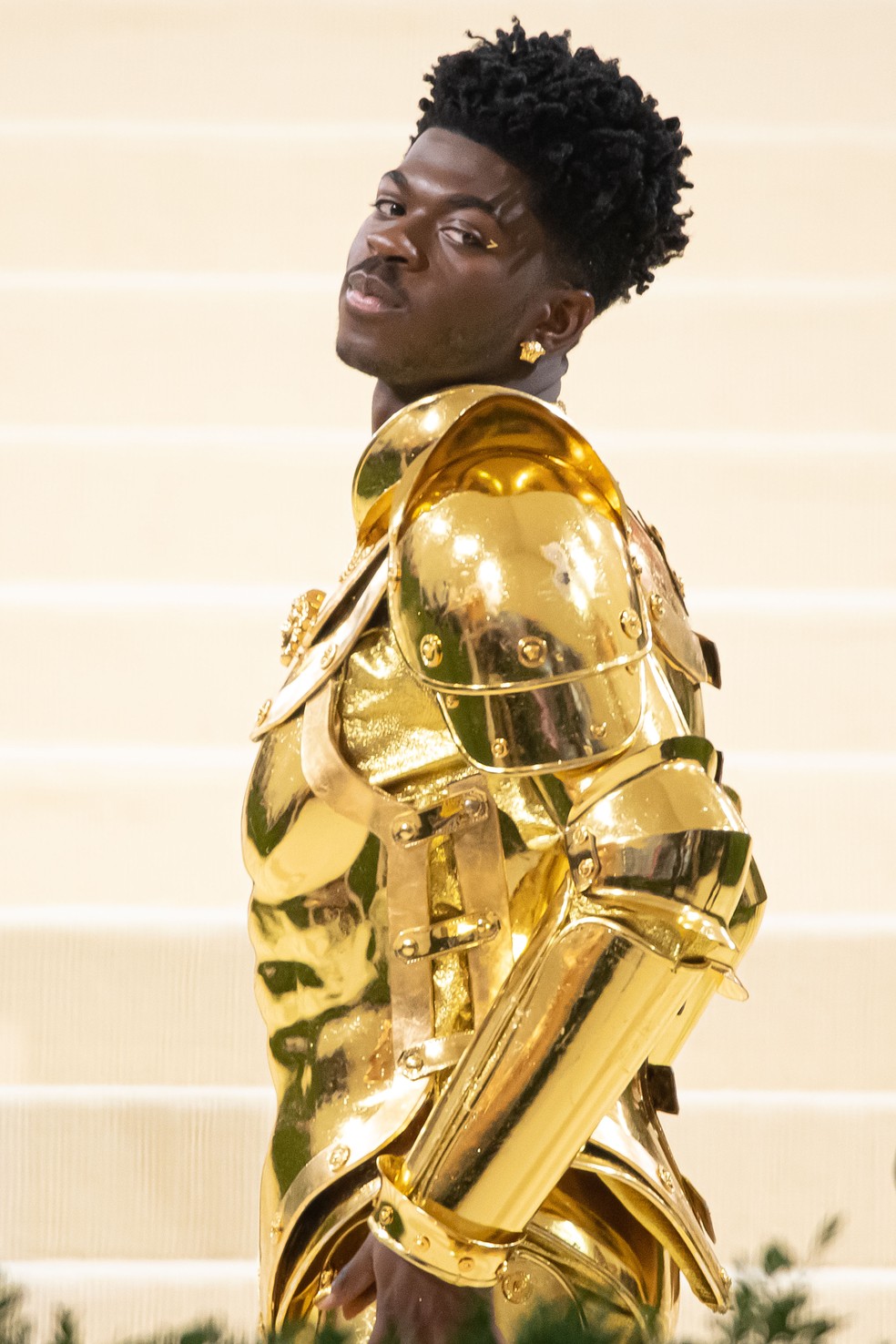 Lil Nas X deu um toque futurístico para a mesma edição, onde contou com olhar pontuado por um duplo de decalques de asas douradas — Foto: Getty Images