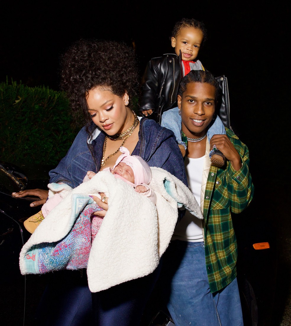 Rihanna e A$AP Rocky e os filhos Riot e Rza — Foto: DIGGZY/Shutterstock