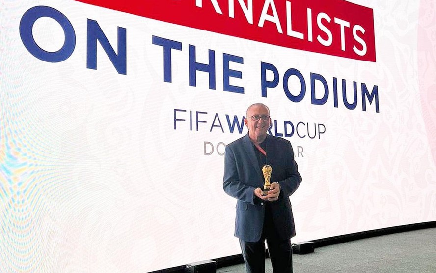 Galvão Bueno recebe reconhecimento da FIFA
