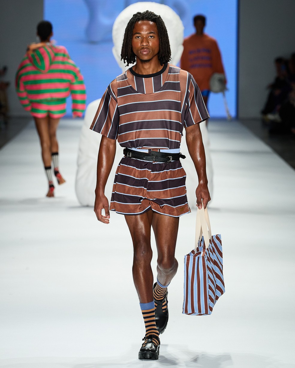 Listras, tecidos acetinados e shorts curtos: 7 tendências do SPFW N60