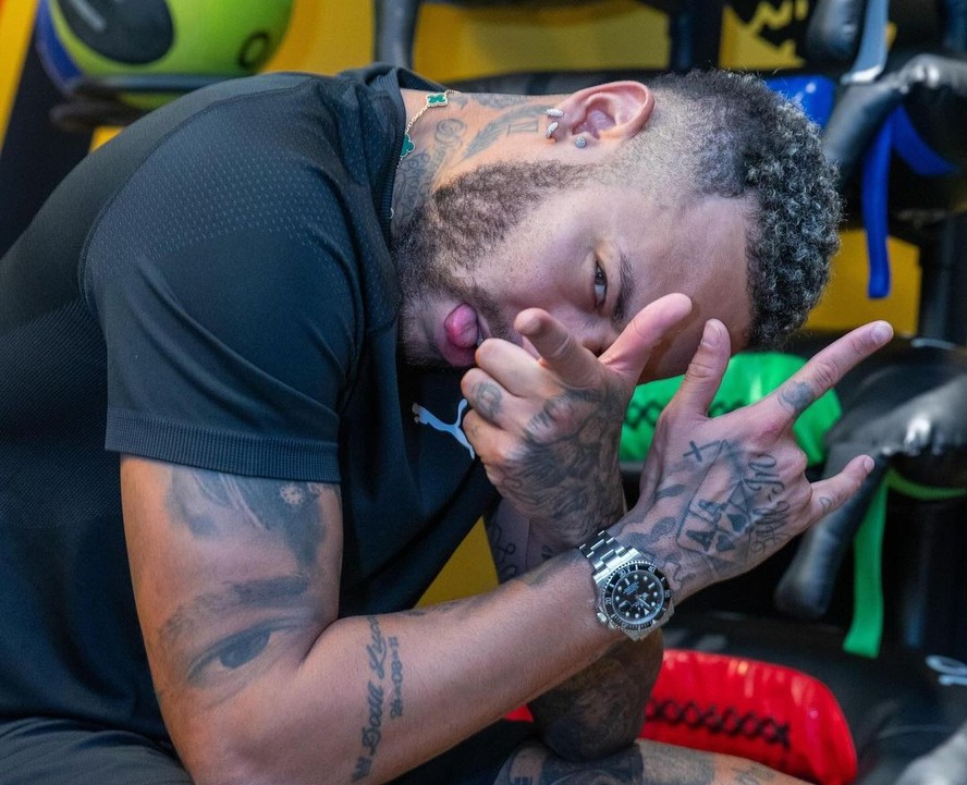 Rolex na academia Neymar treina com relogio de R 60 mil Esporte Clube GQ