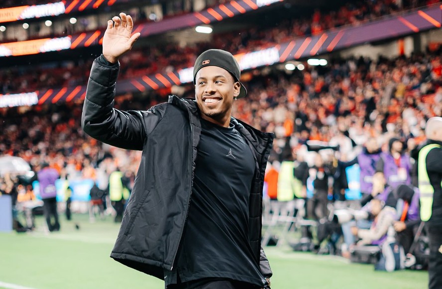 Paulo André assiste partida de futebol em viagem a Portugal