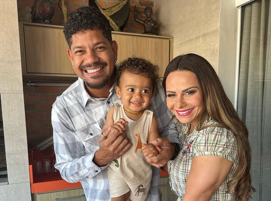 Viviane Araujo, o empresário Guilherme Militão e o filho do casal, Joaquim