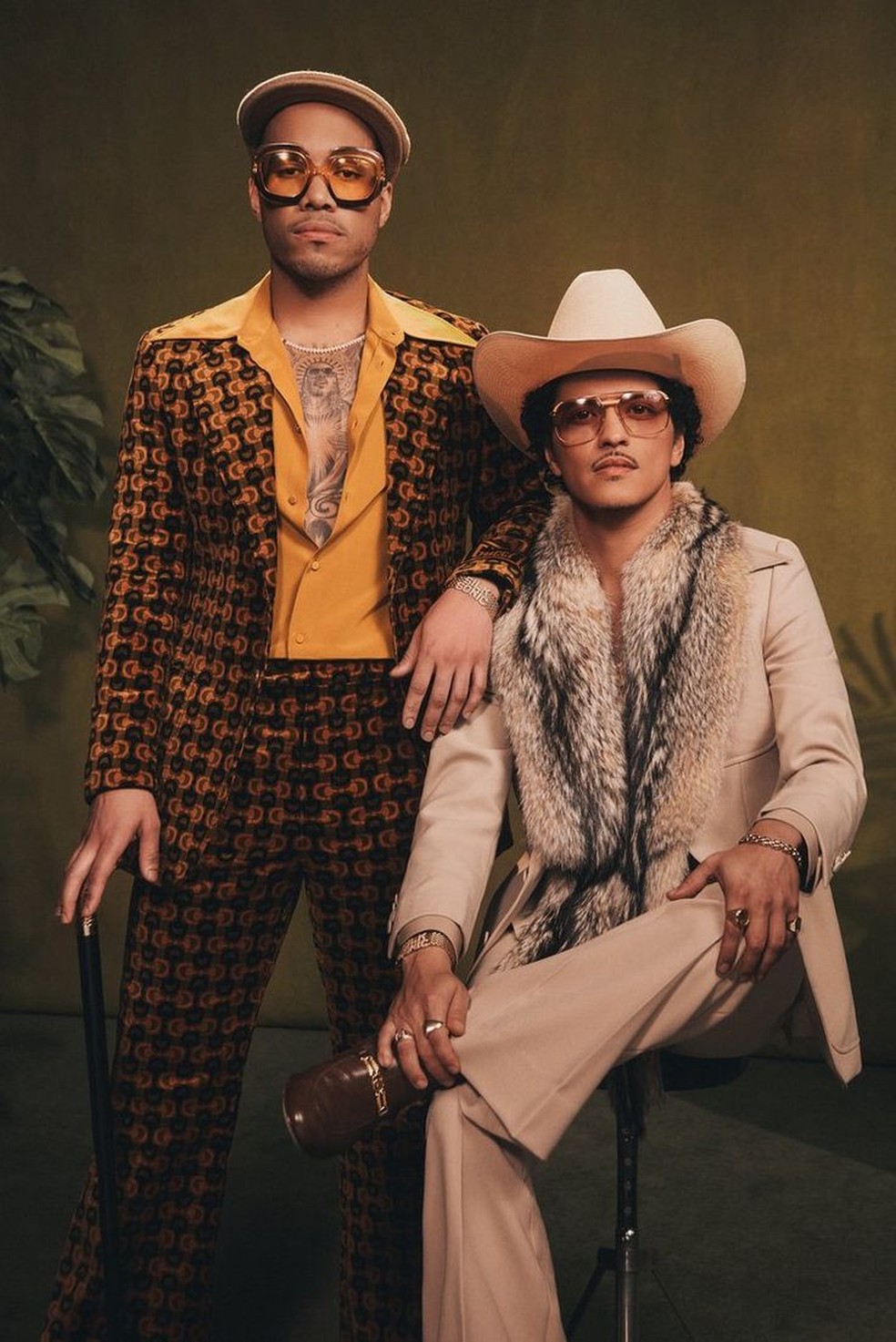 Bruno Mars com um chapéu de cowboy e Anderson Paak. usando uma boina — Foto: Reprodução