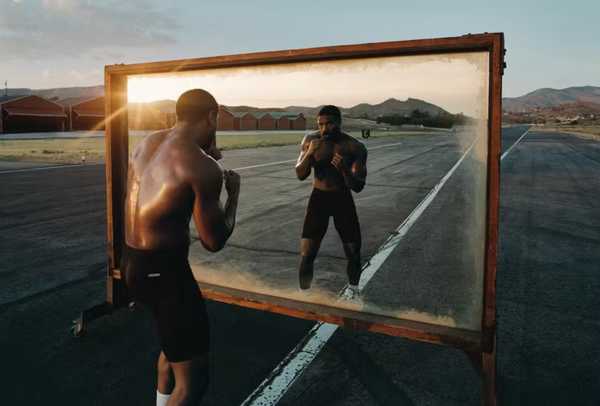 Homem fazendo pose em frente ao espelho