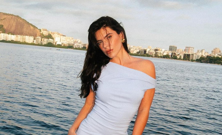 Mariana Goldfarb exibe cabelo escuro e arranca suspiros em cliques na praia
