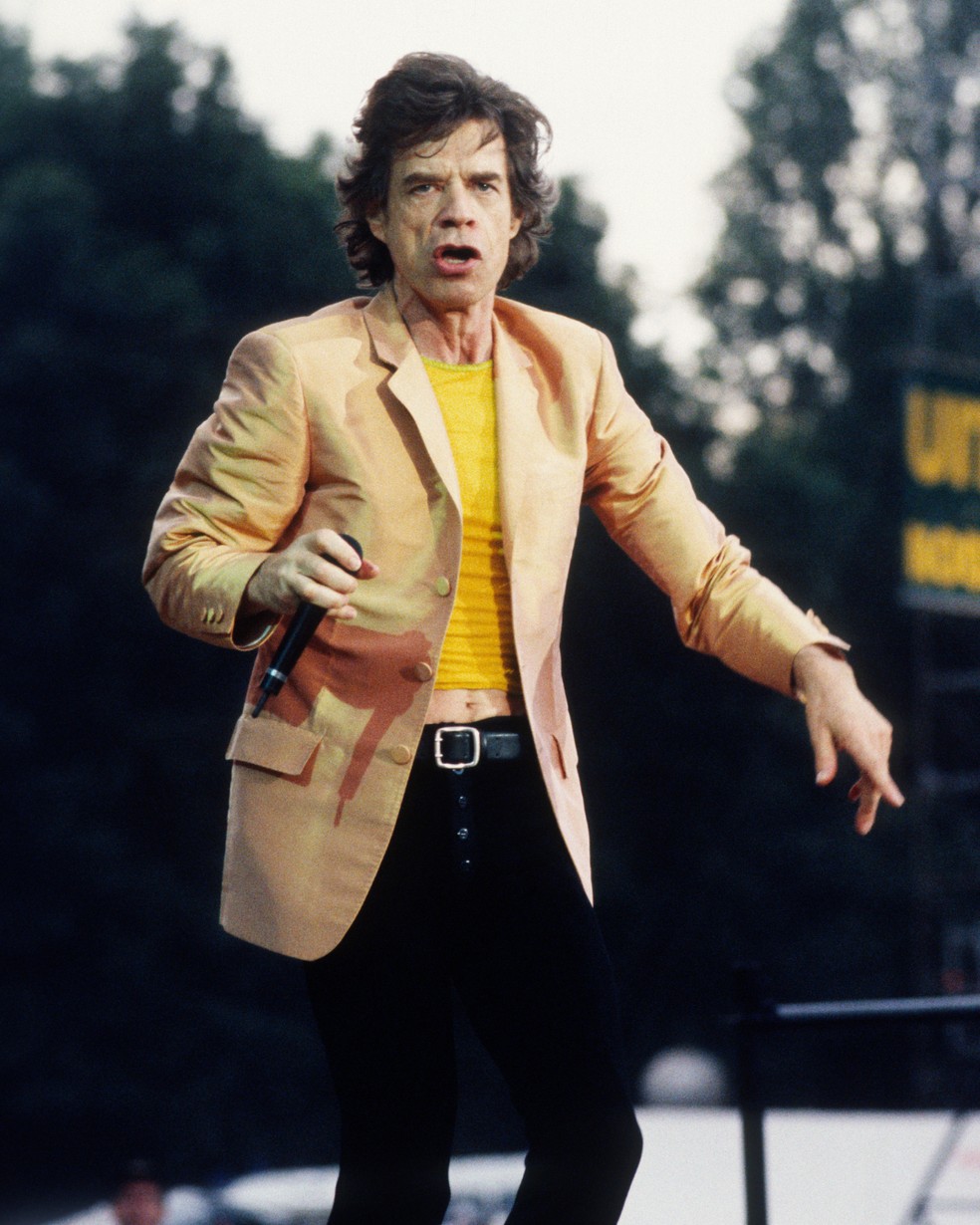 Mick Jagger: ternos extravagantes e estampas chamativas fazem do vocalista dos Rolling Stones uma lenda da moda rock'n roll — Foto: Getty Images 