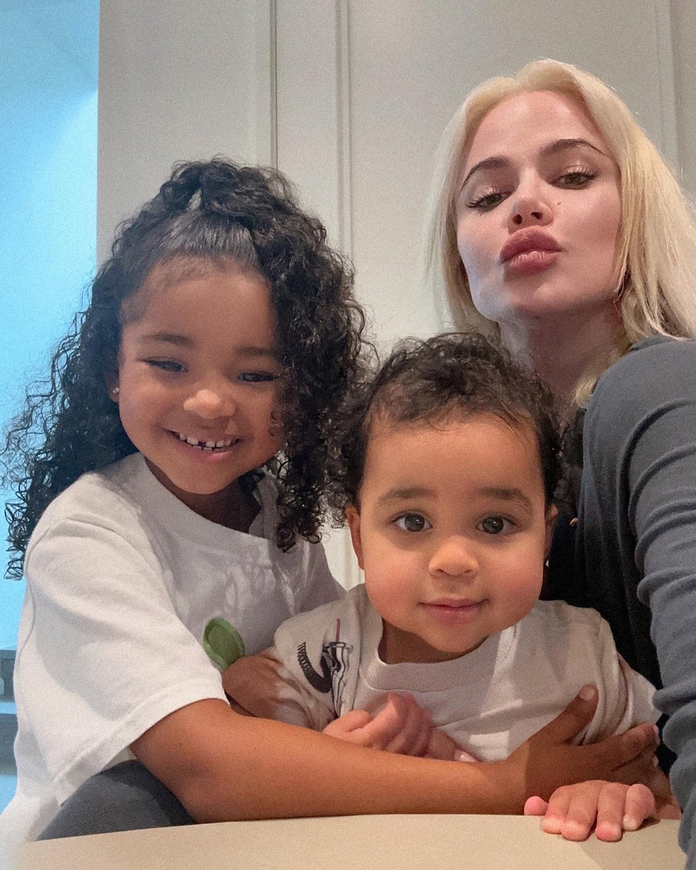 Khloe Kardashian e os filhos True e Tatum — Foto: Reprodução/Instagram