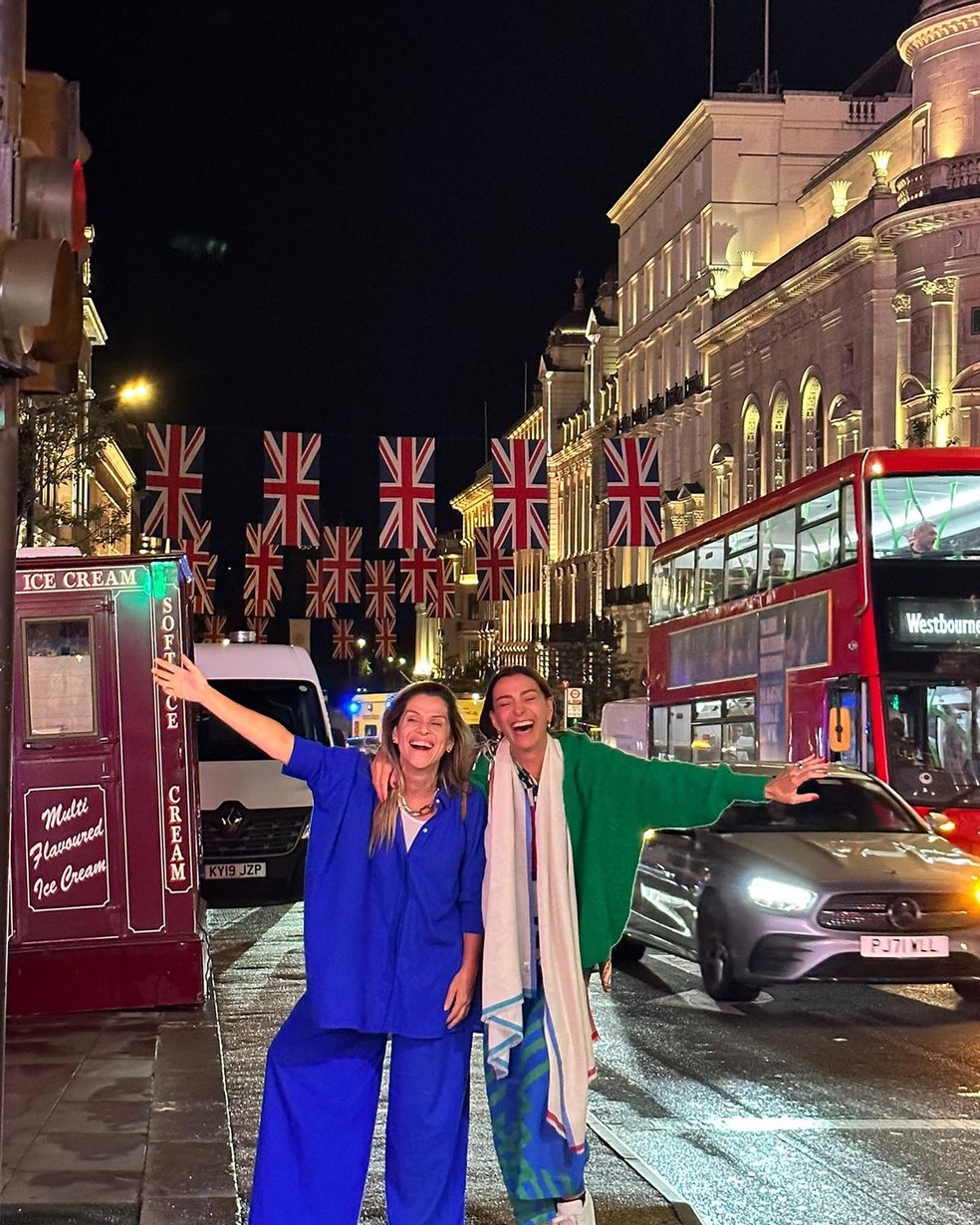Mônica Martelli e Ingrid Guimarães se divertem pelas ruas de Londres — Foto: Instagram