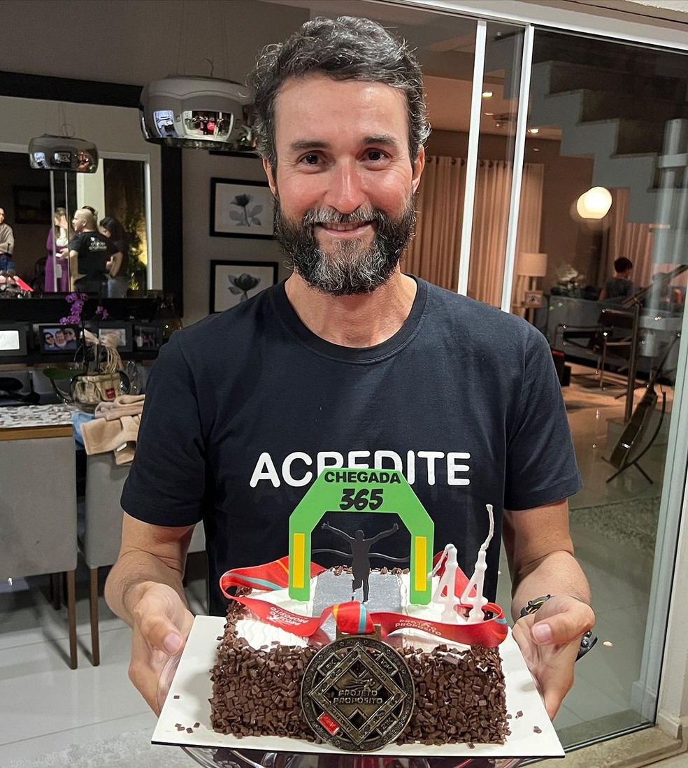 Hugo Farias na comemoração do seu aniversário de 44 anos com bolo temático do projeto — Foto: Instagram/Reprodução