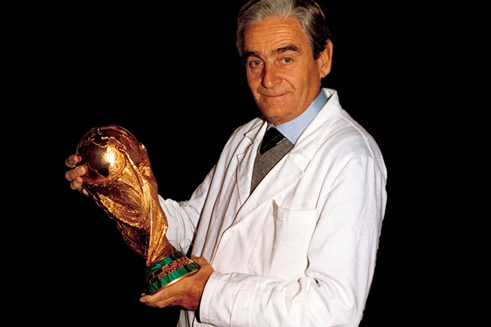Italiano Silvio Gazzaniga criou a atual taça da Copa do Mundo — Foto: Divulgação Fifa